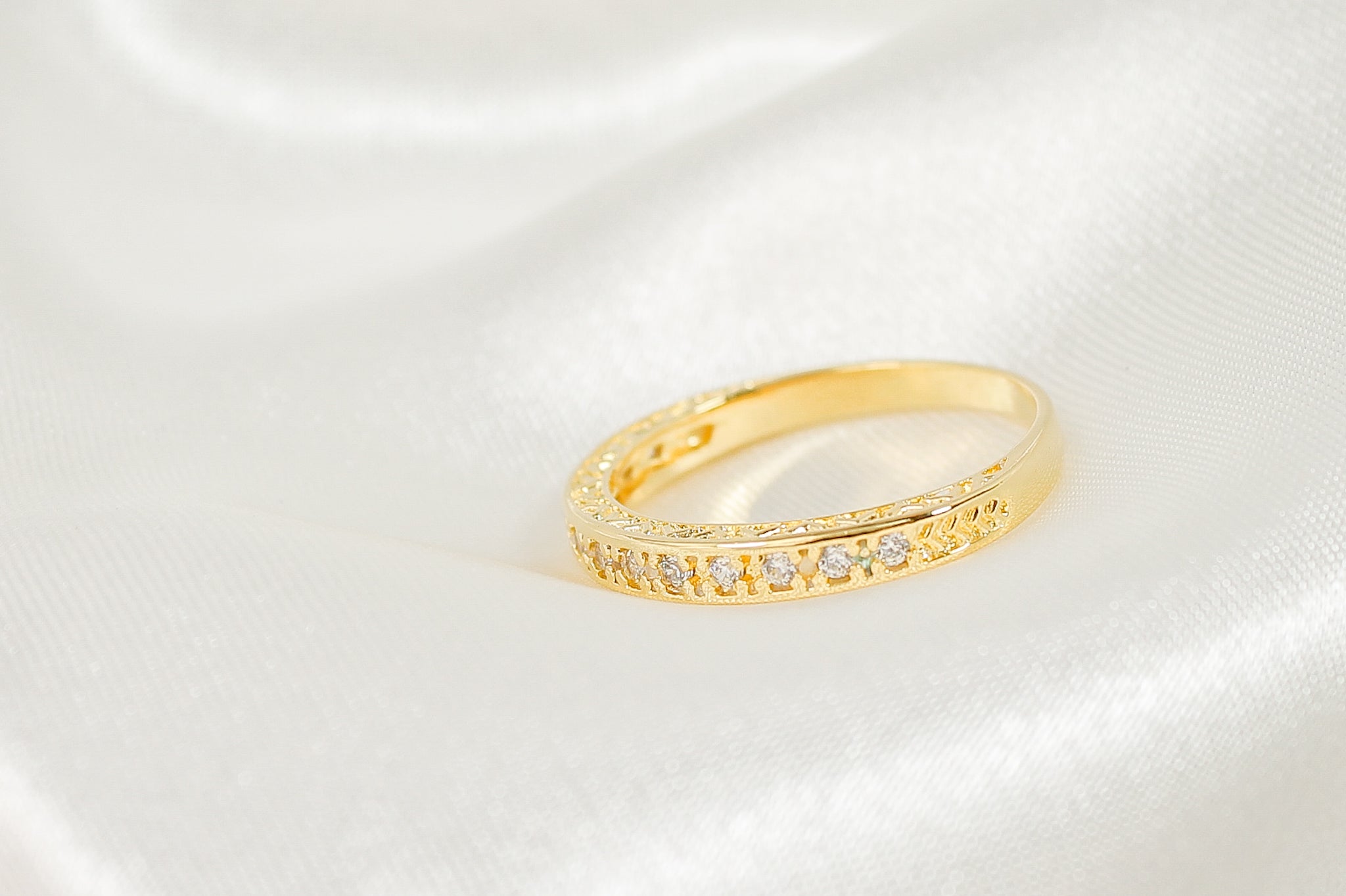 Anel Aparador Meia Aliança com Zircônia