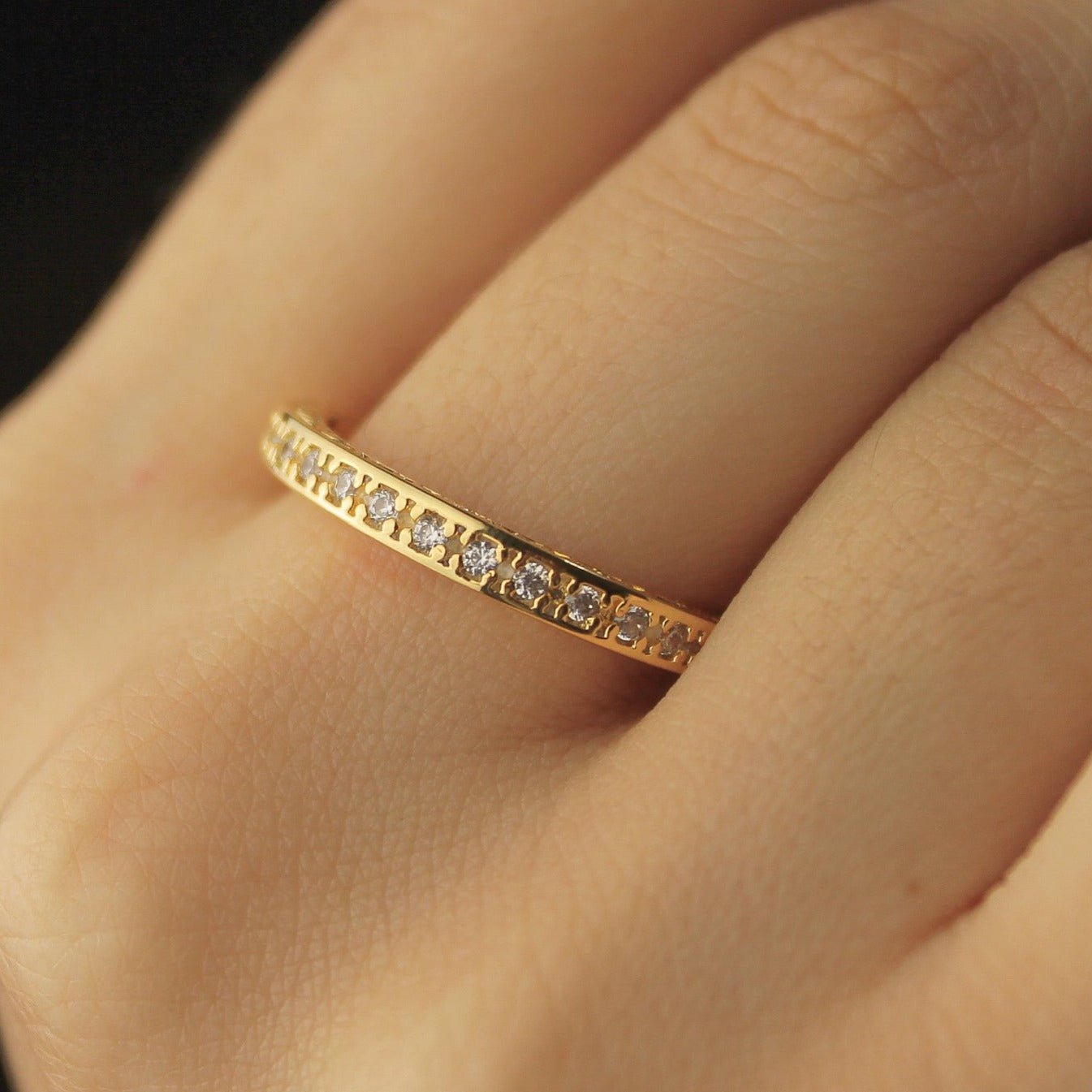 Anel Aparador Meia Aliança com Zircônia