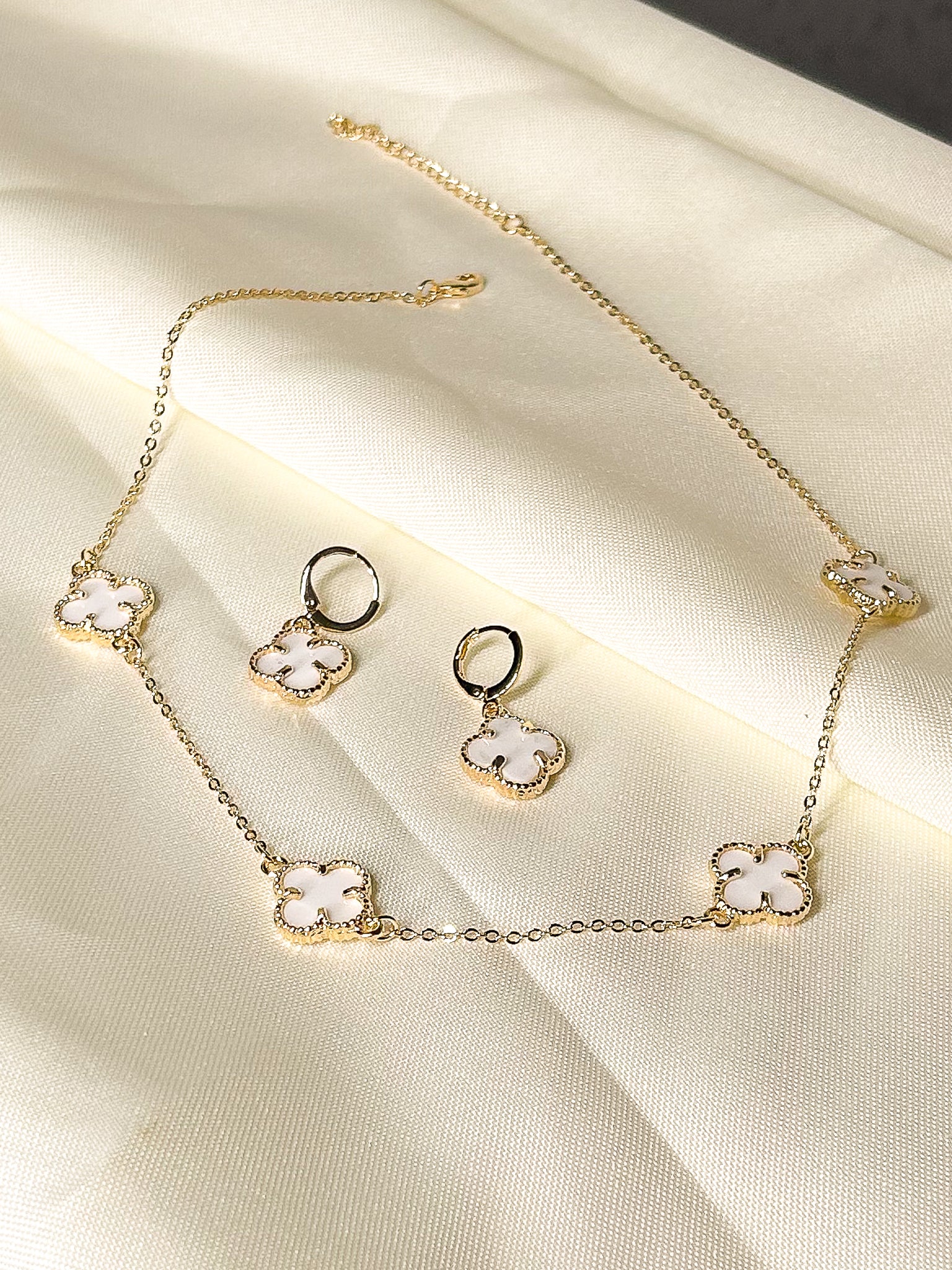 Conjunto Feminino Colar E Brinco Trevo Banhado Ouro 18k
