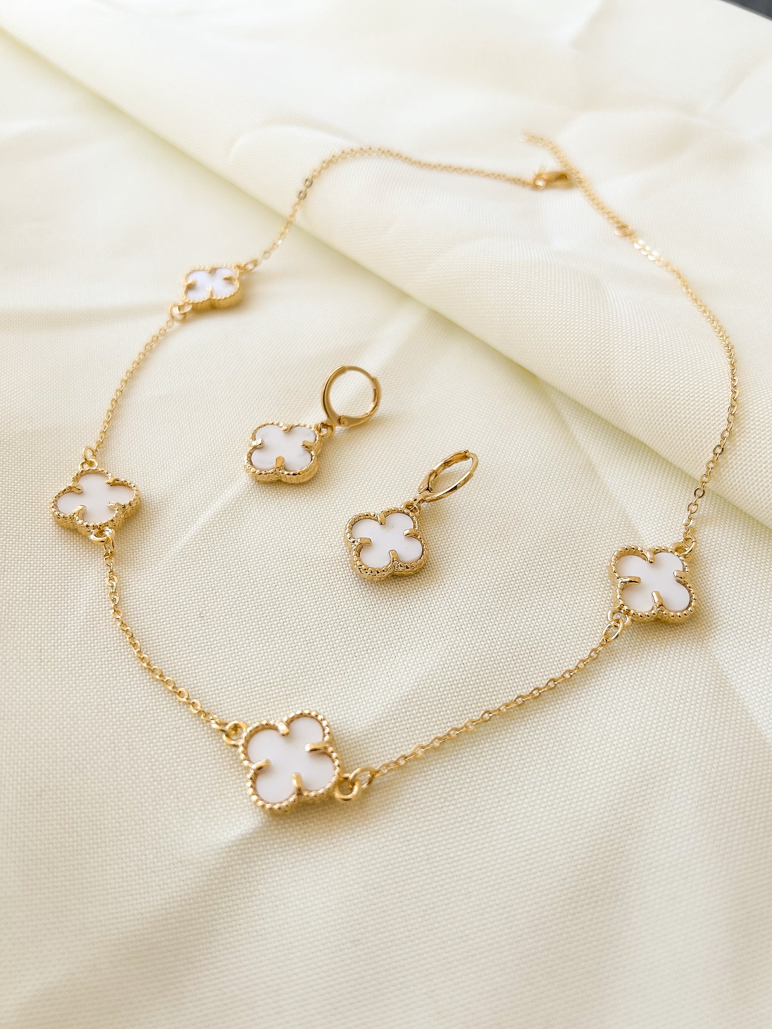 Conjunto Feminino Colar E Brinco Trevo Banhado Ouro 18k