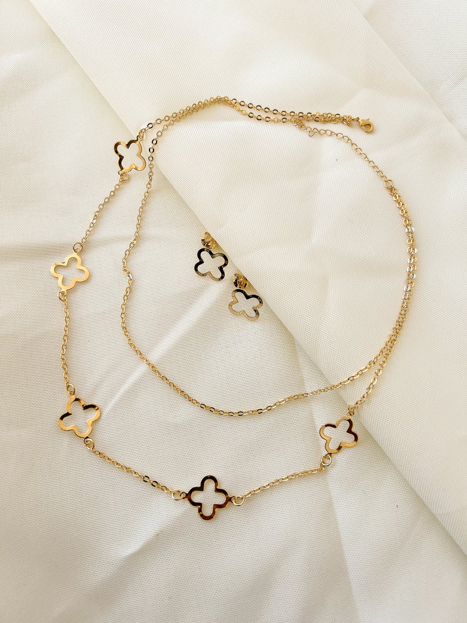 Conjunto Feminino Trevo Brinco E Colar Folheado A Ouro 18k