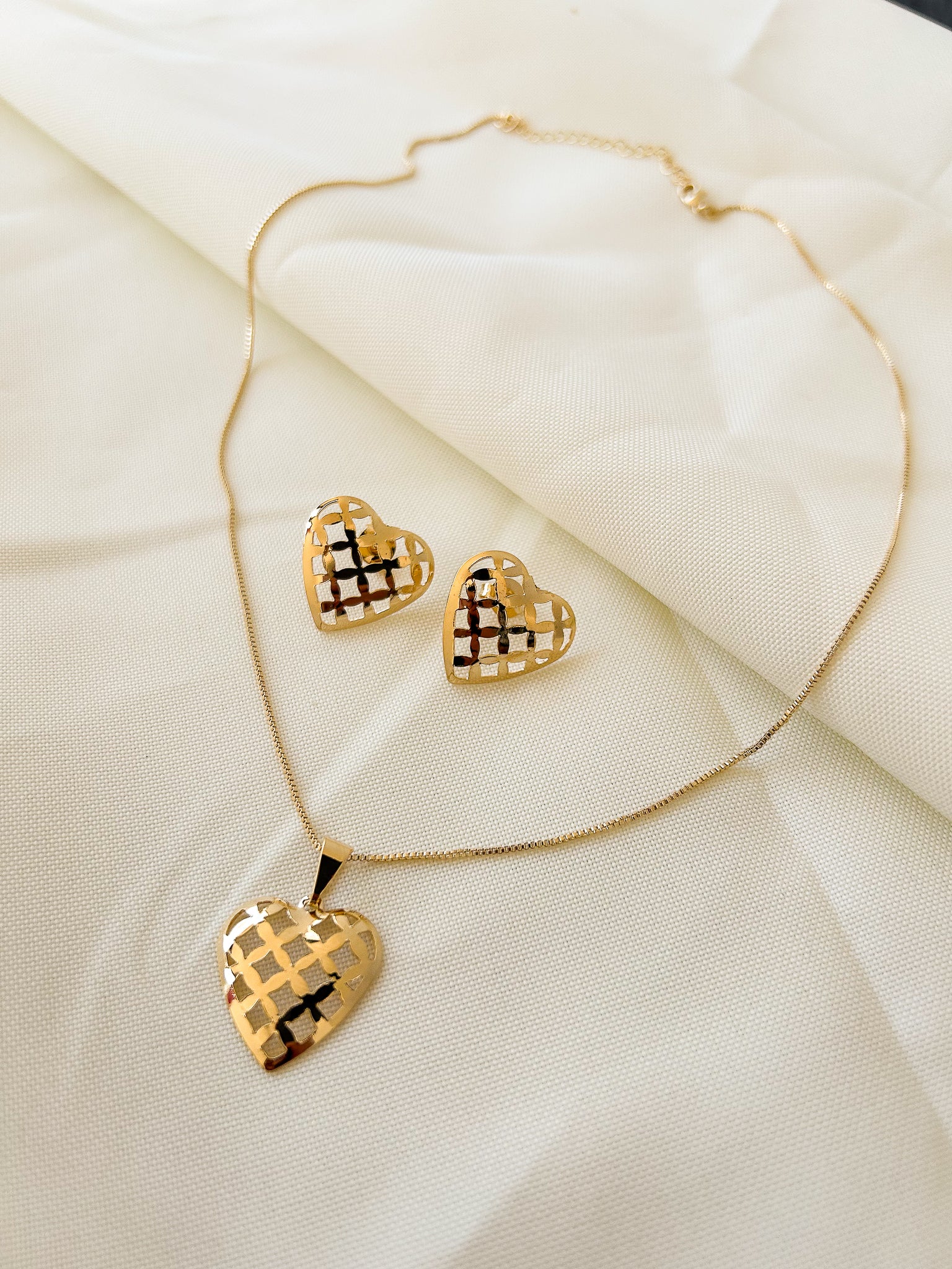 Conjunto Corações Vazado Brinco E Colar Folheado A Ouro 18k