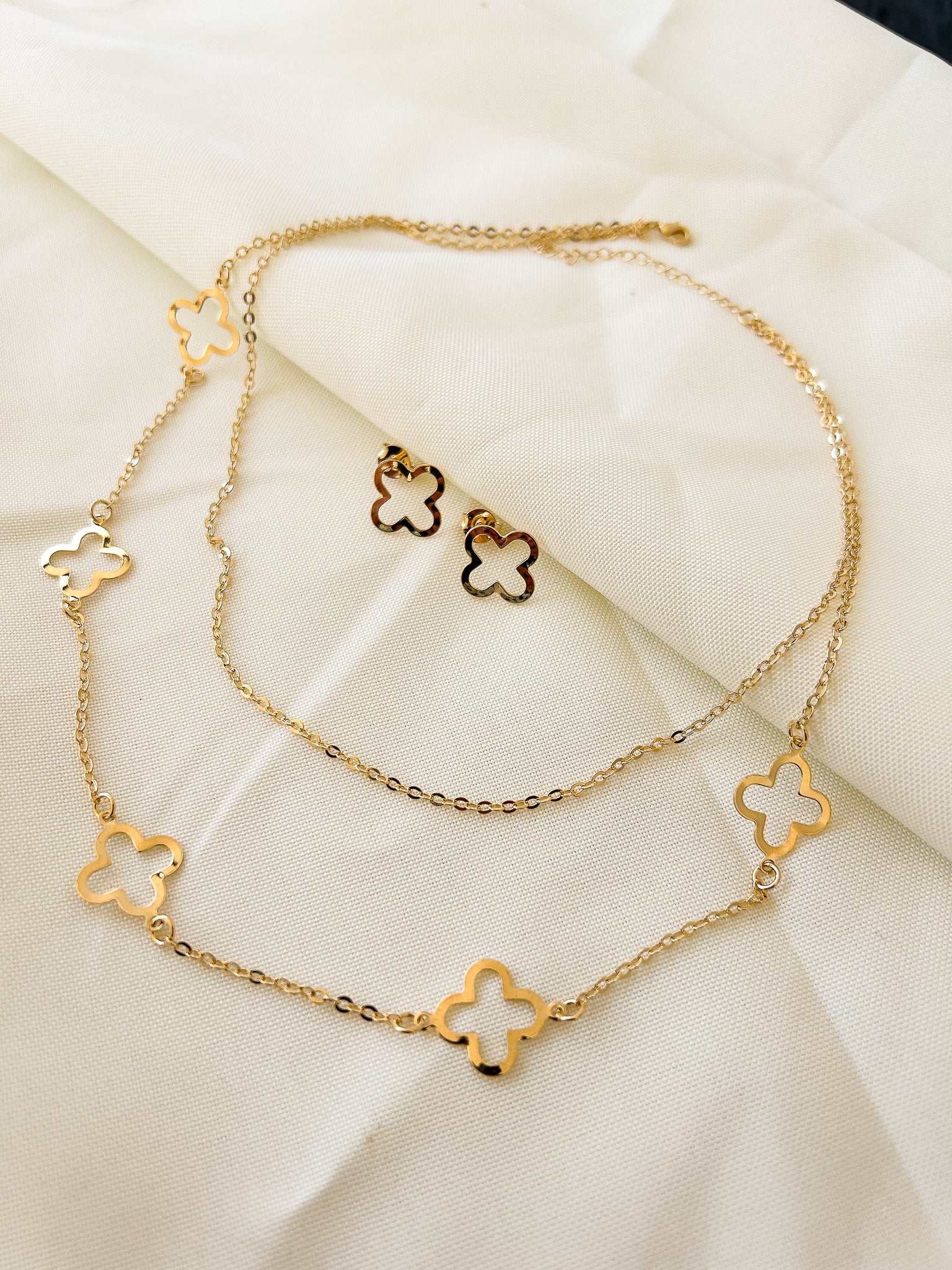 Conjunto Feminino Trevo Brinco E Colar Folheado A Ouro 18k