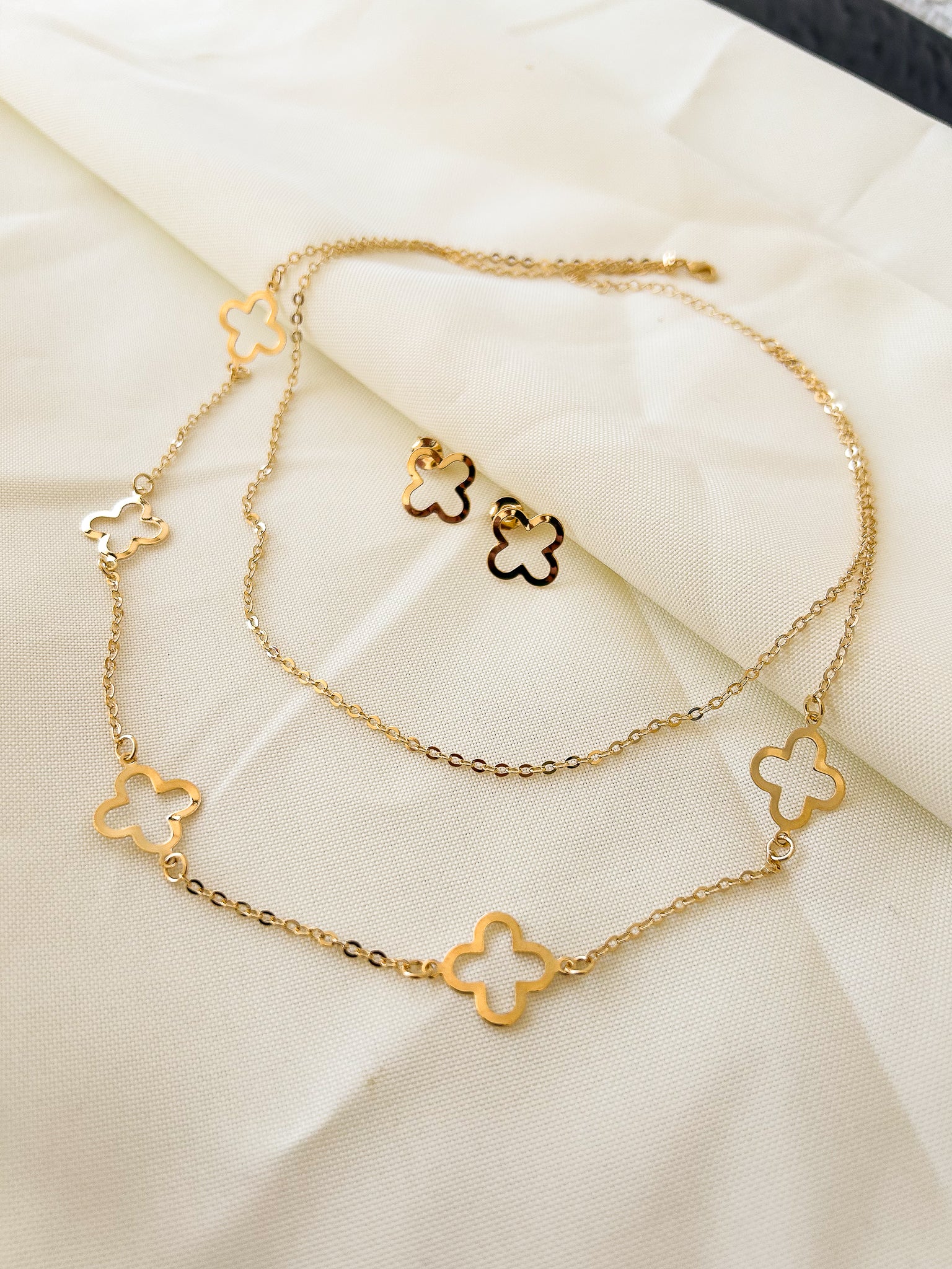 Conjunto Feminino Trevo Brinco E Colar Folheado A Ouro 18k
