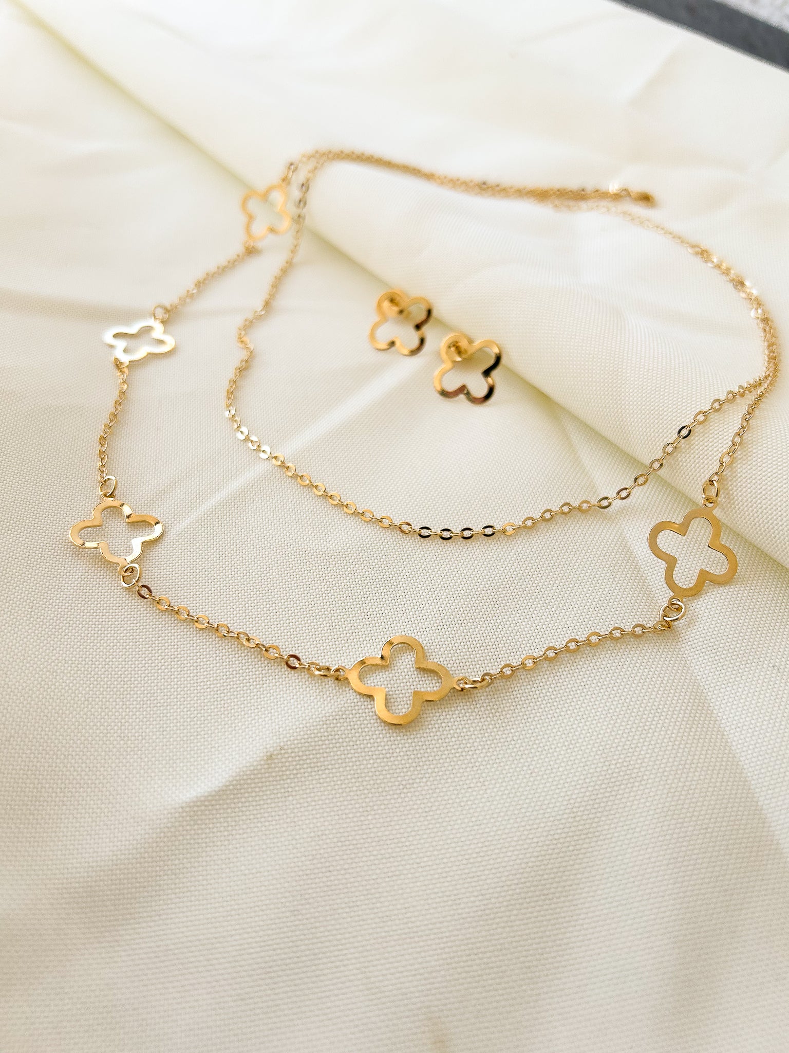 Conjunto Feminino Trevo Brinco E Colar Folheado A Ouro 18k
