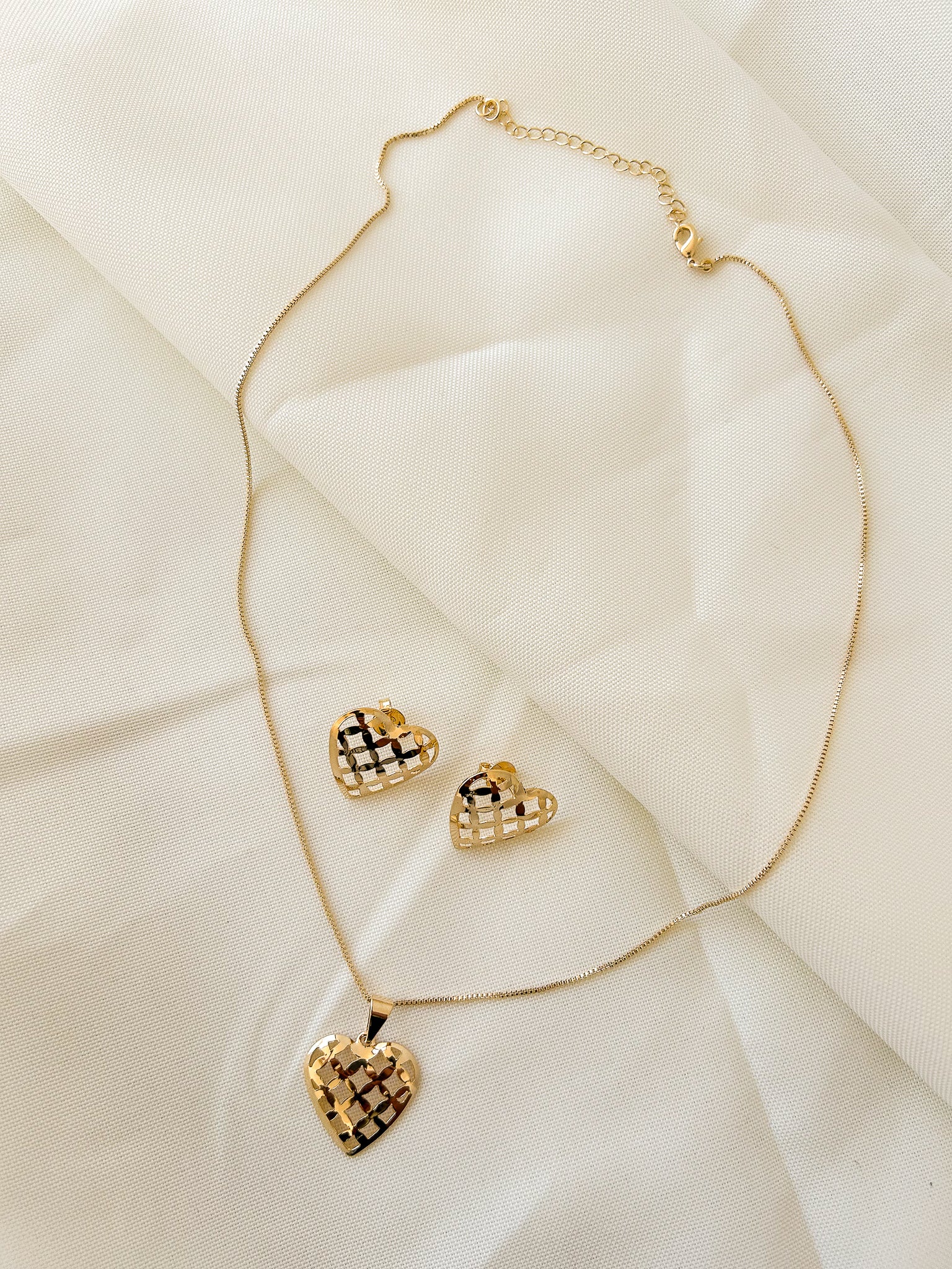 Conjunto Corações Vazado Brinco E Colar Folheado A Ouro 18k