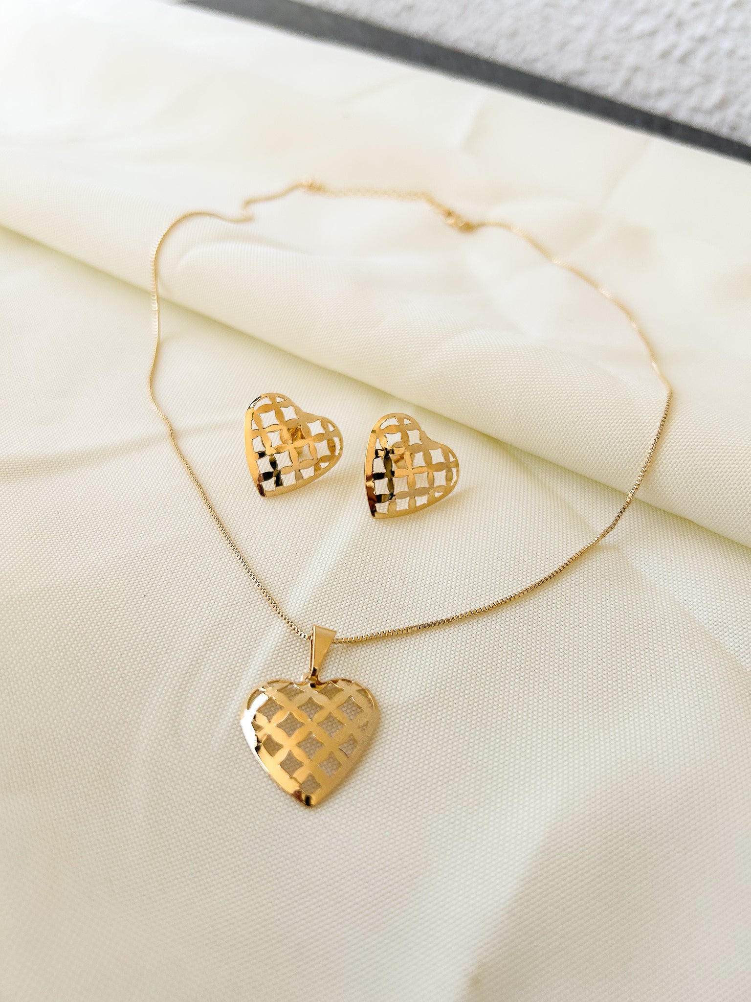 Conjunto Corações Vazado Brinco E Colar Folheado A Ouro 18k